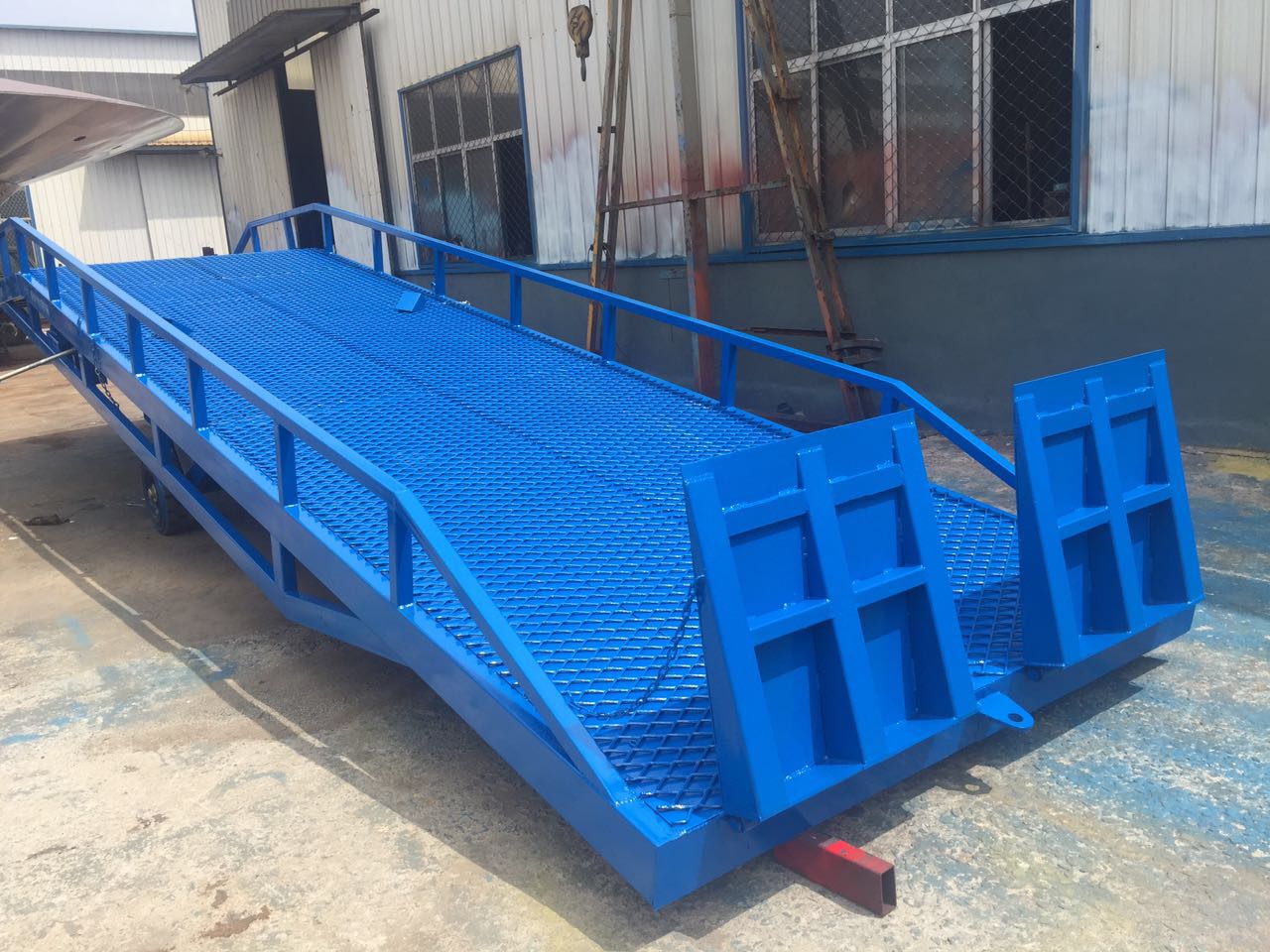 盛金機械廠家分析移動登車橋出現異常現象的原因(圖3) \